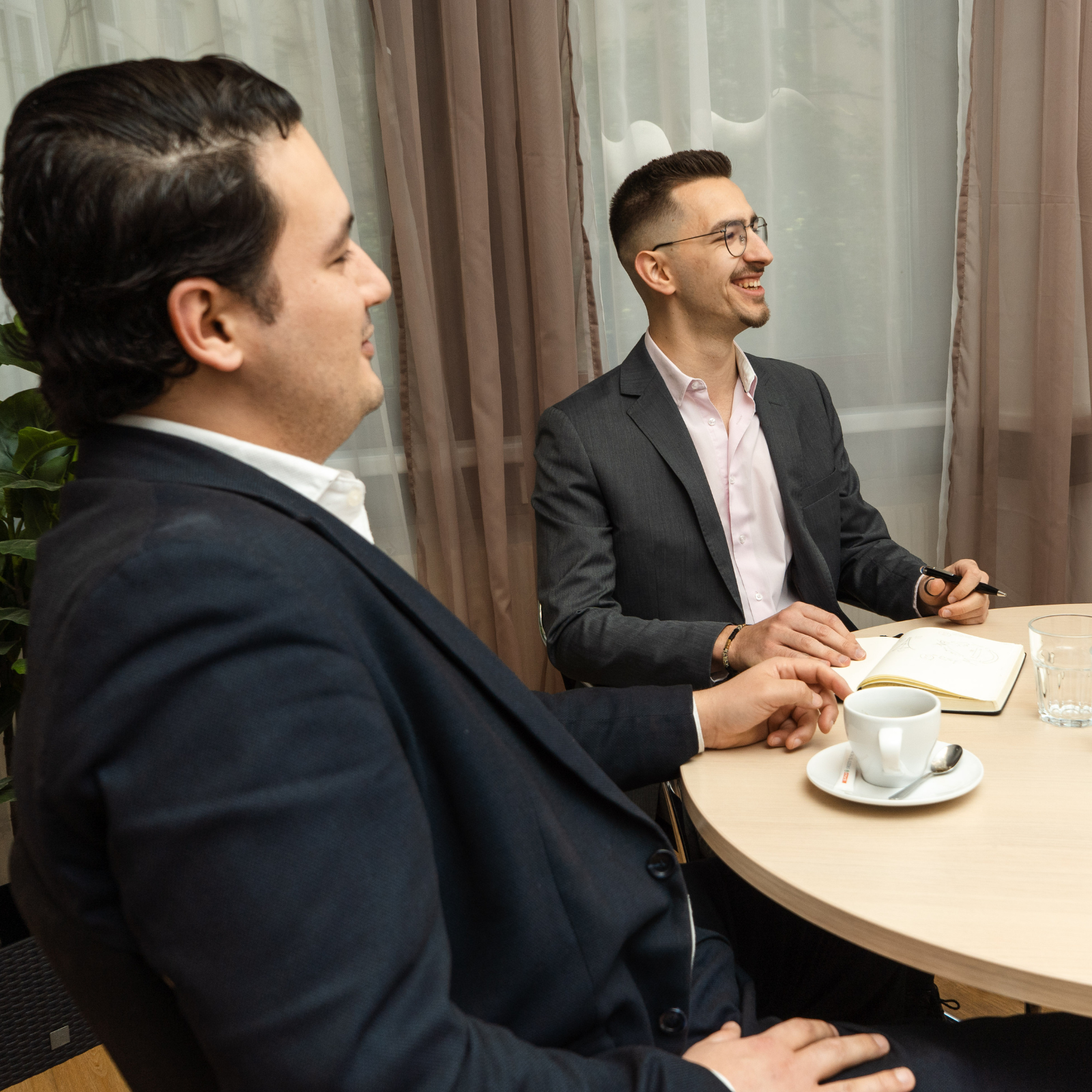 Finanzberatung im Café mit zwei Kund:innen
