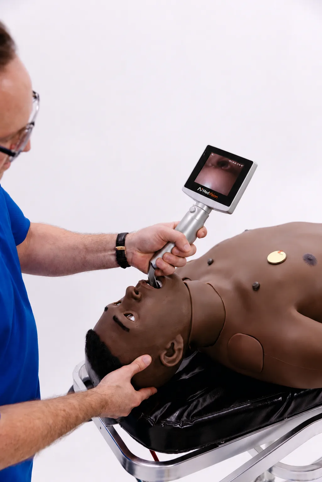 Instructor using AirwayVision during intubation of the Leonardo adult patient simulator