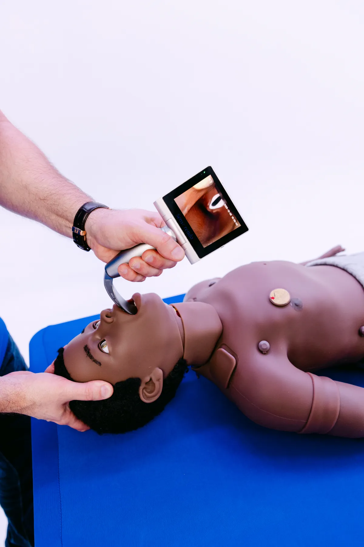 Pediatric intubation training on the Arthur simulator with AirwayVision