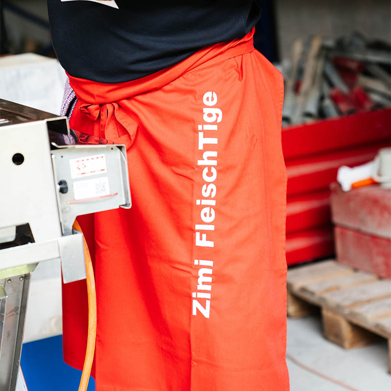 Nahaufnahme von roter Grillschürze