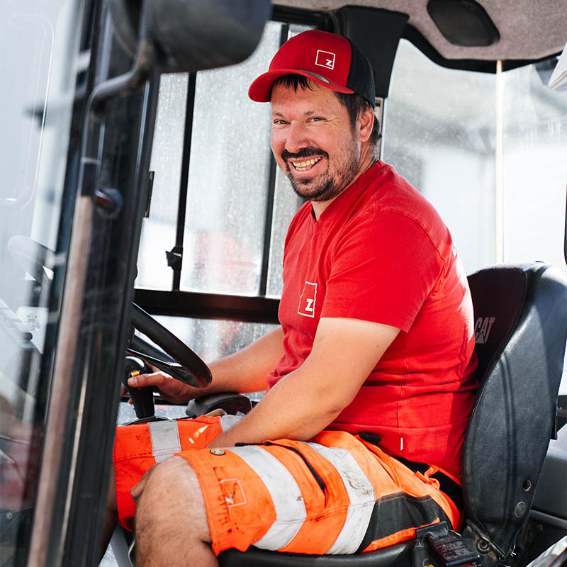 Mitarbeiter sitzt in Fahrzeug