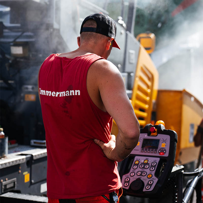 Mitarbeiter bedient Maschine