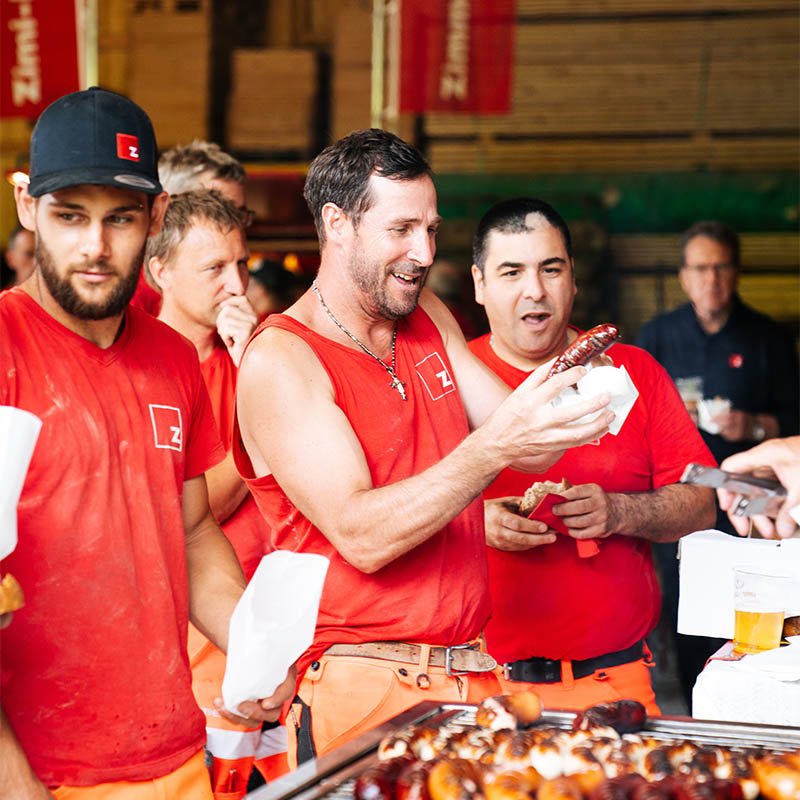 Mitarbeiter am Grillfest