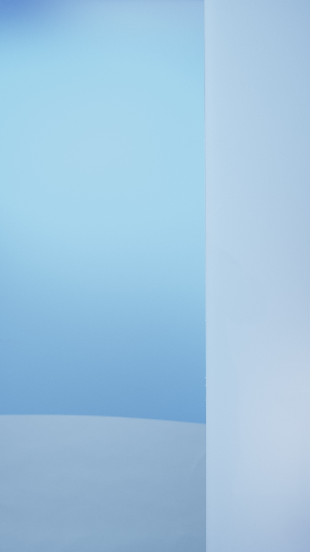 Blaue Wand in minimalistischem Raum mit weichem Licht und schattiertem Boden.