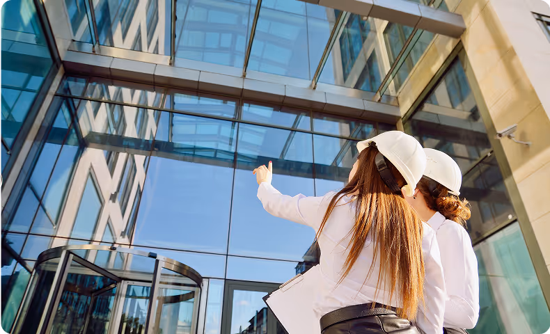 2 personnes qui regardent un building