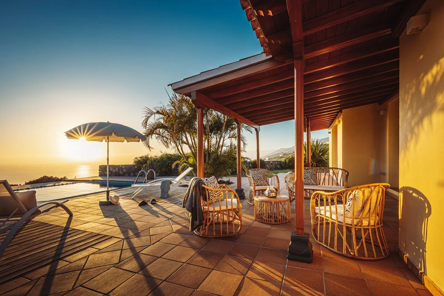 Sonnenuntergang auf der Terrasse der Villa Vista Reina auf der Kanaren- Insel La Palma