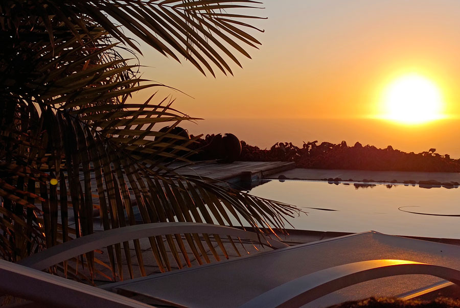 Ausblick der Villa Vista Reina von der Terrasse aus auf den Sonnenuntergang am Infinity-Pool über dem Atlantik