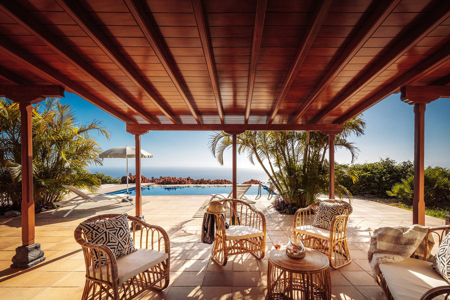 Villa Vista Reina auf La Palma - Sitzebereich auf der Terrasse mit Blick auf den Pool und das Meer