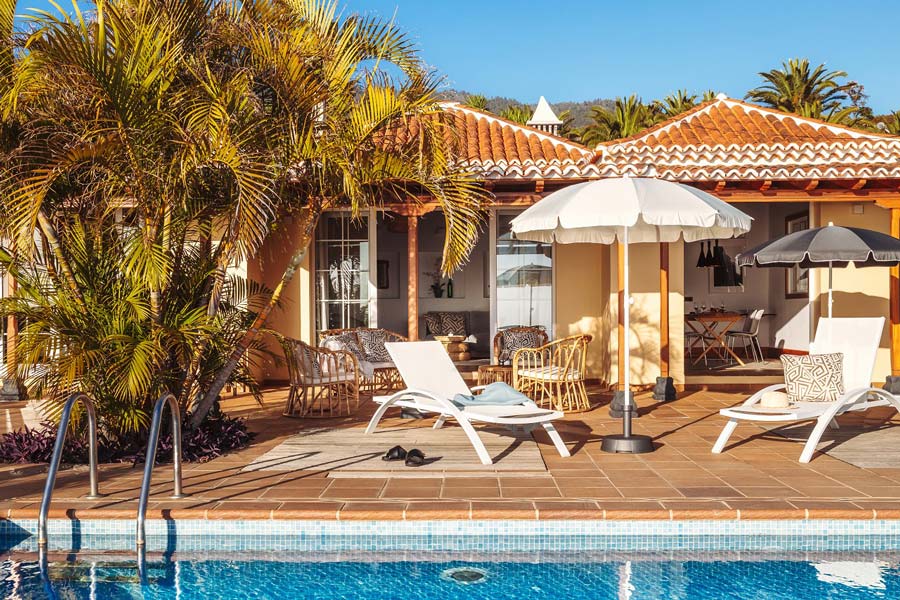 Villa Vista Reina auf La Palma - Blick vom Pool auf Terrasse und Haus