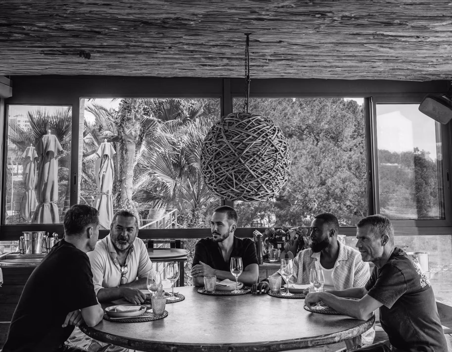 VIDA 11 Team sitzt gemeinsam am Tisch