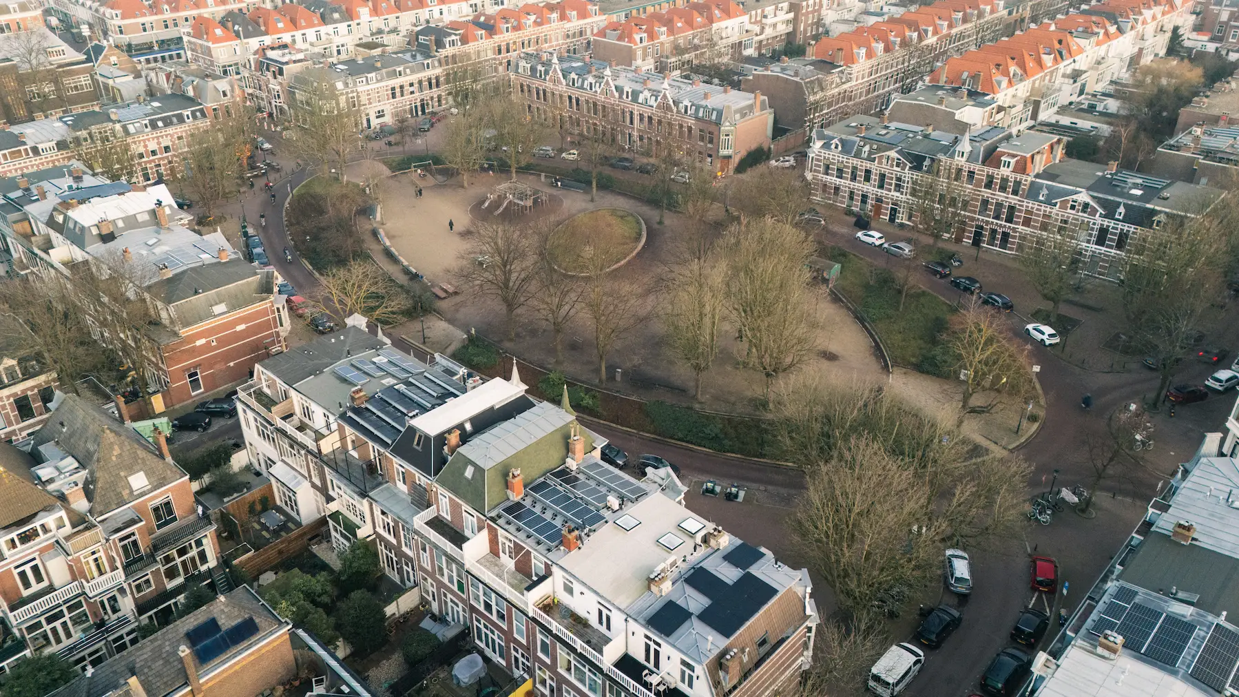 Luchtfoto van het Zeeheldenkwartier Den Haag — negentiende-eeuwse wijk met karakteristieke straten en pleinen
