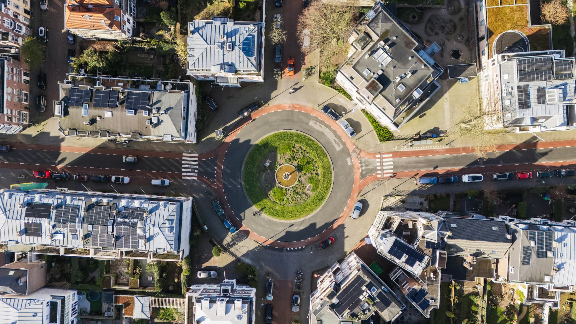 Het Bankaplein in de Archipelbuurt Den Haag — omgeven door statige herenhuizen en terrassen