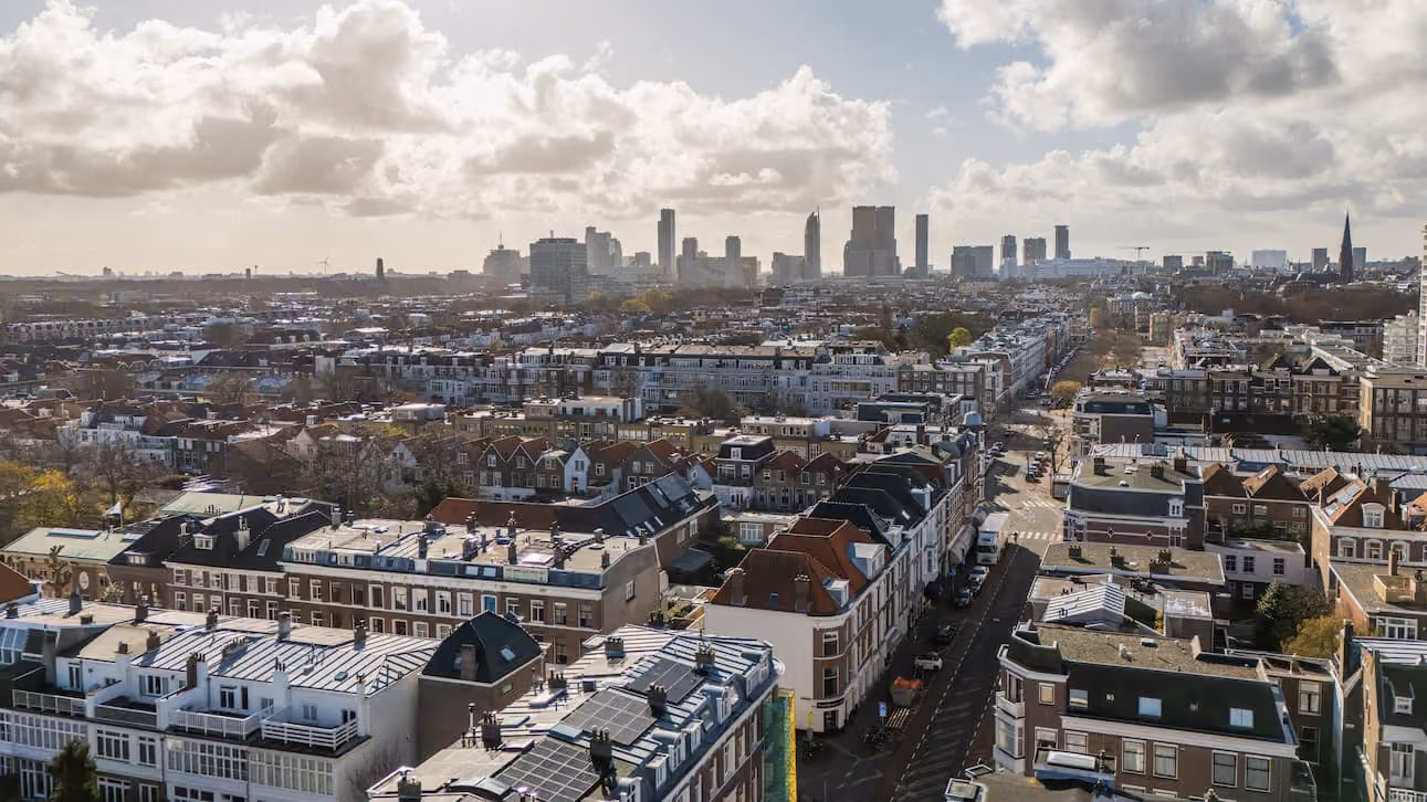 Straatbeeld in de Archipelbuurt Den Haag — neorenaissance herenhuizen langs een brede laan