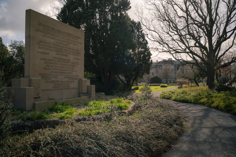 monument Koningin-Moeder Emma op het Jozef Israëlsplein, omgeven door groen.
