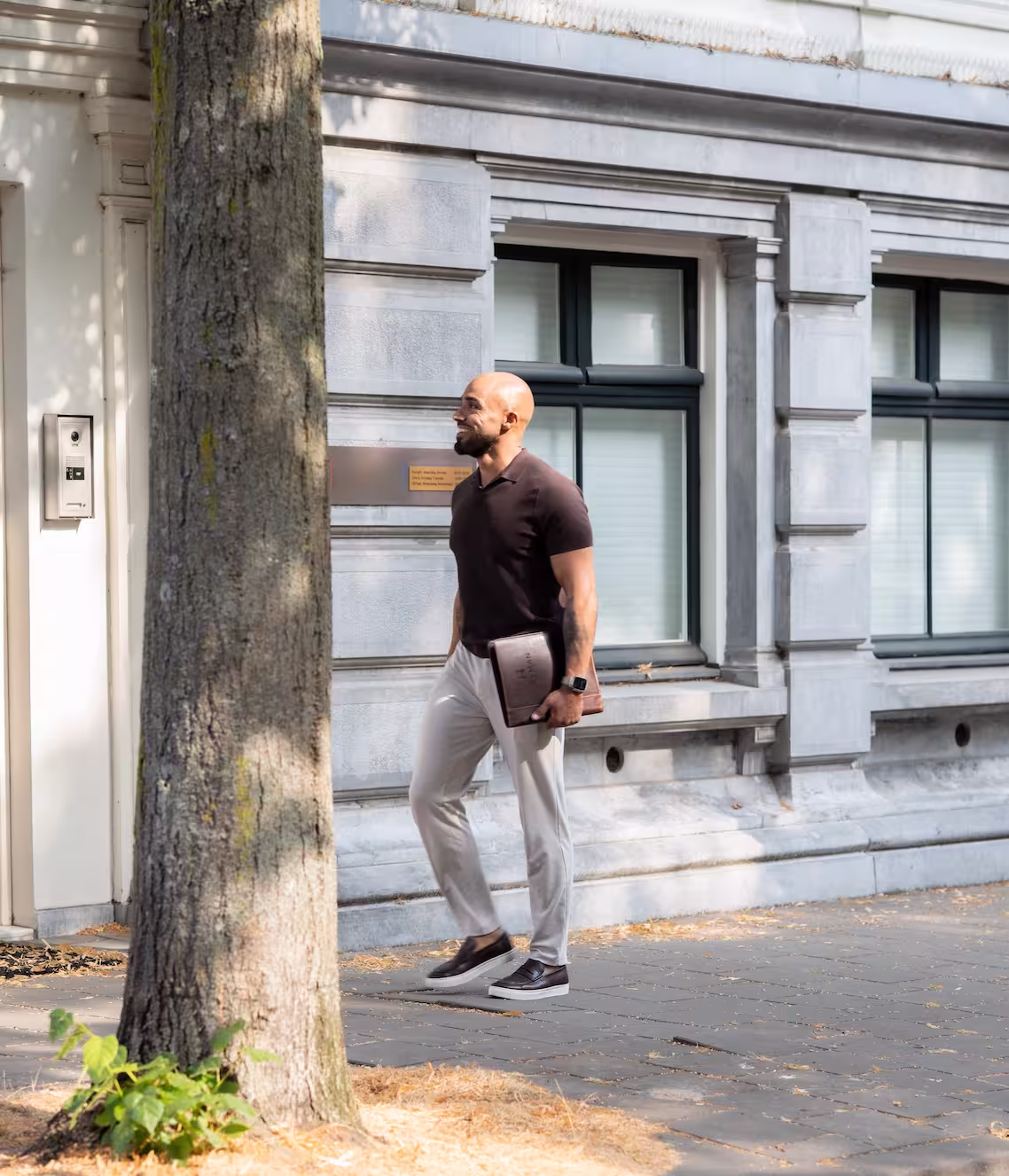 Makelaar van HAYMAN loopt door Den Haag, onderweg naar een afspraak bij een woning