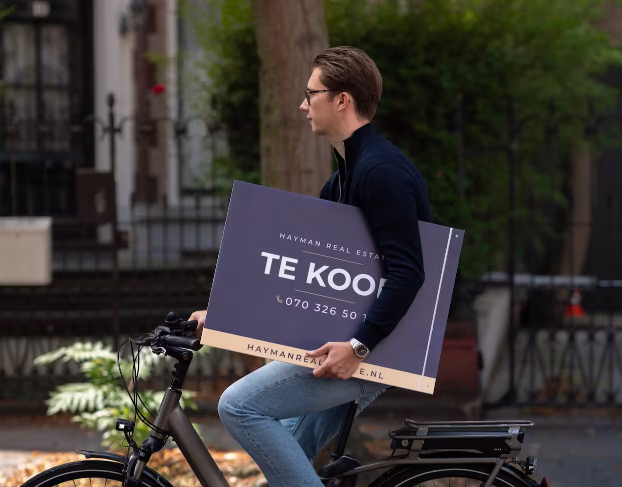 Onderweg met een te-koop bord van HAYMAN in een Haagse straat