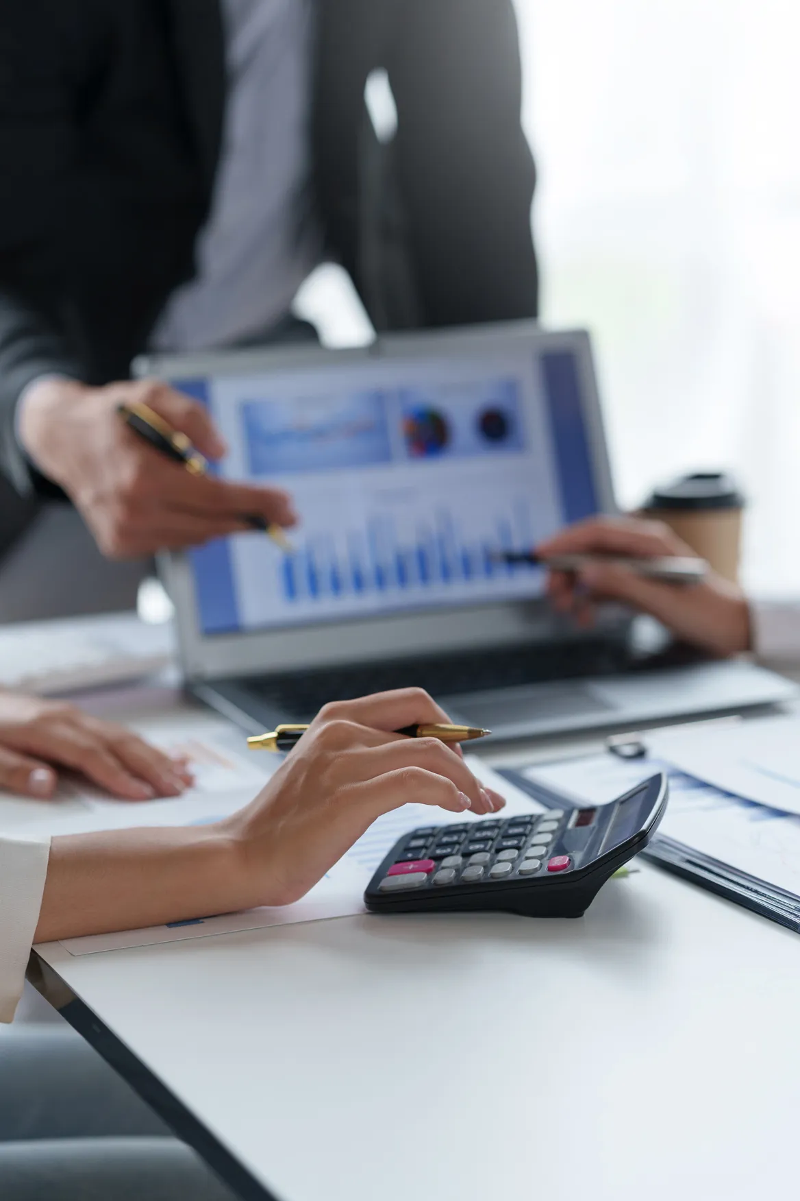 Evita problemas legales y fiscales con nuestro servicio integral de asesoría legal y contable. Registro de empresas, contratos, declaraciones fiscales, contabilidad y más. Protege y optimiza tu negocio hoy mismo. ¡Agenda una cita!
