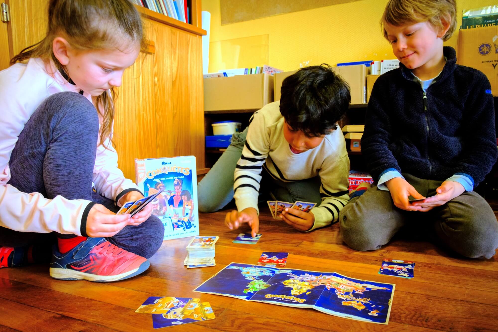 Des élèves jouant au jeu Conquêtes à l'école
