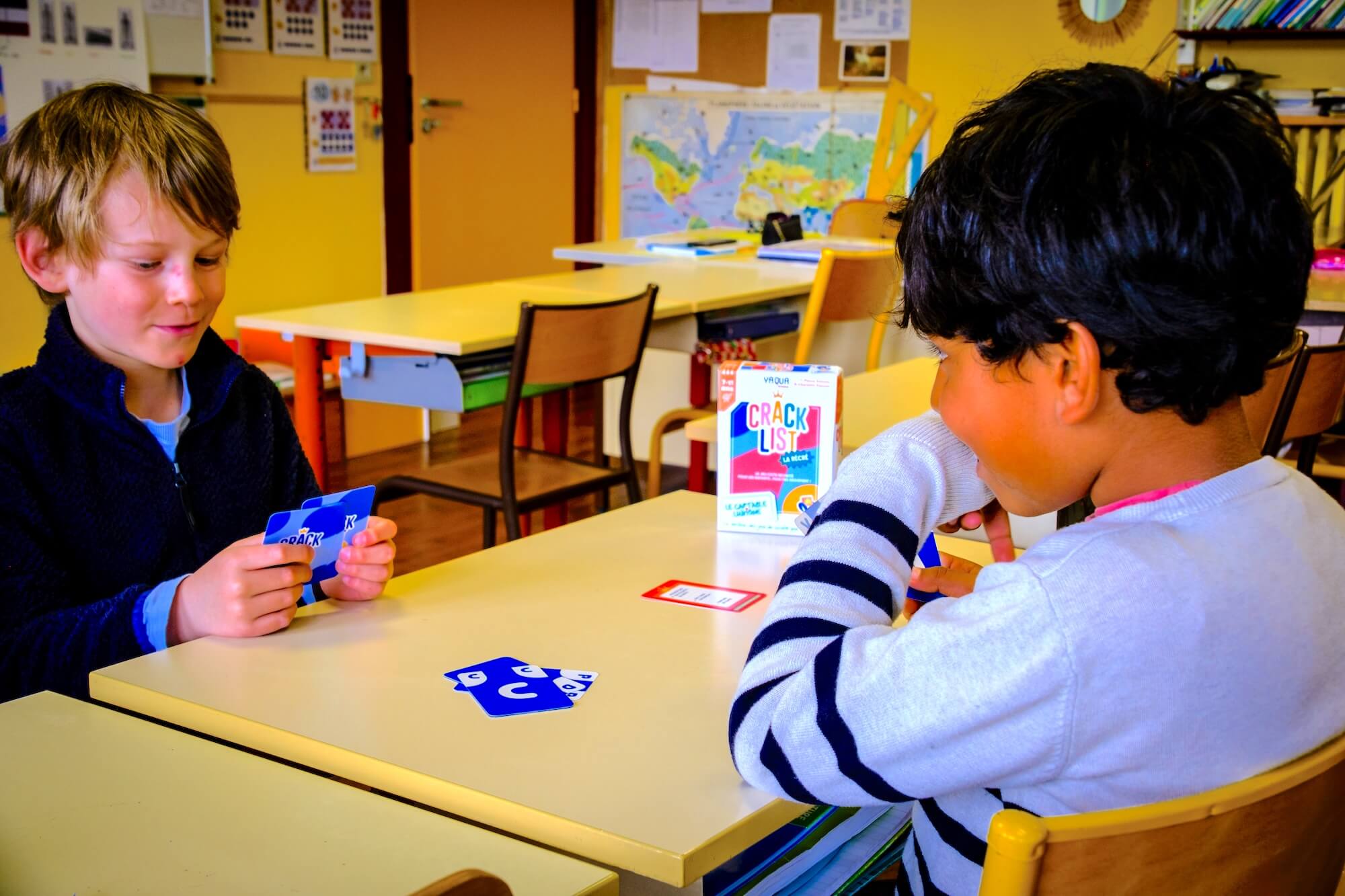 Des élèves jouant au jeu Crack List à l'école