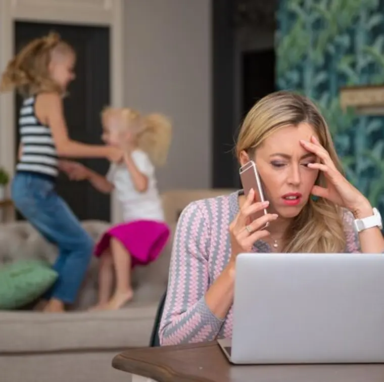 Maman débordée par le trop plein d'énergie des enfants et cherchant des activités / événements à faire immédiatement pour les calmer.