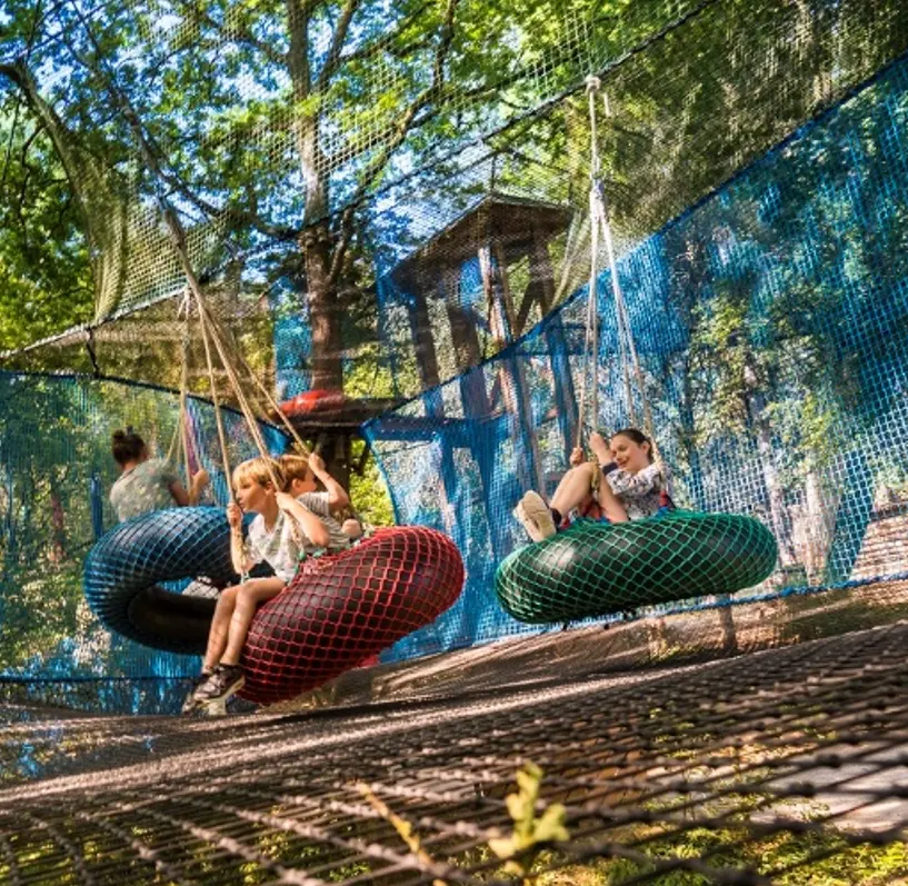 Famille faisant une activité en extérieur tous ensemble