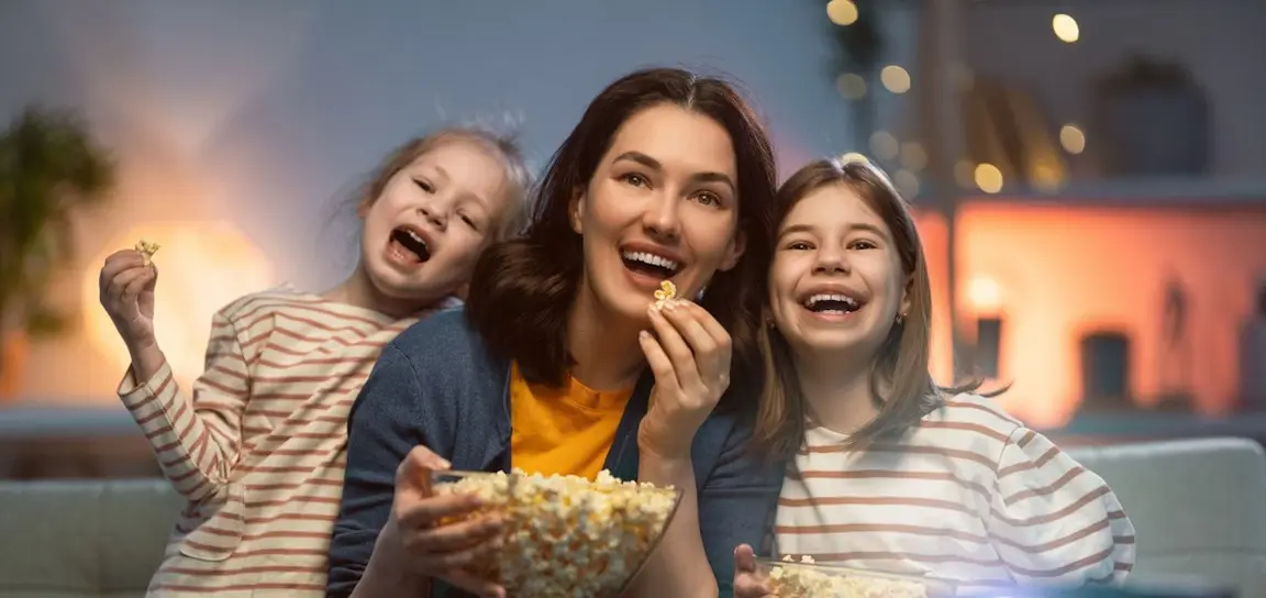Famille joyeuse et qui sourie