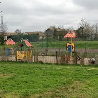 aire de jeux cachée à côté du dojo de la Burthe, avec toboggan et chevaux à ressort.