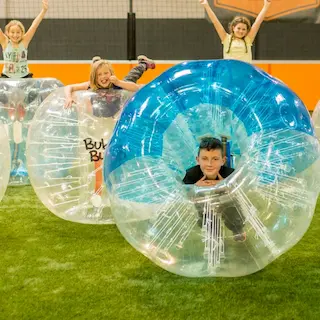 Découvre le Bubble Foot des Bump Games de Bordeaux : une activité fun et familiale