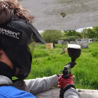 Pour les enfants un peu plus grands, le paintball est une activité à la fois stratégique et amusante.