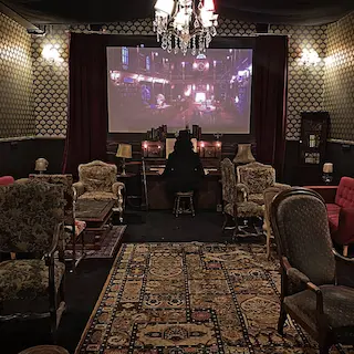 Résous des énigmes en famille ! Les escape games stimulent la réflexion et renforcent la coopération.