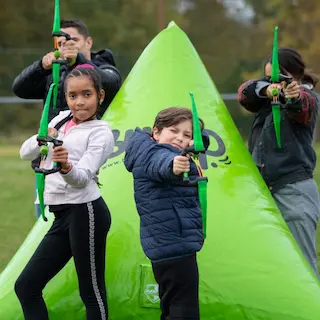 Une version ludique du tir à l’arc avec des flèches en mousse : activité fun et sécurisée pour les familles.