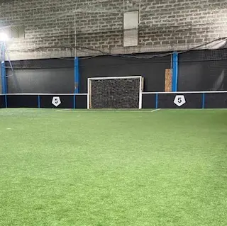 Pour les passionnés de foot, Le Five propose des terrains couverts parfaits pour jouer même les jours de pluie.