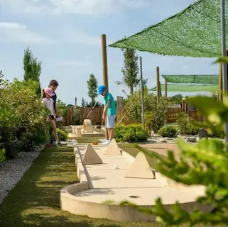 Minigolf Golf Practice Academy Mérignac : une sortie ludique en famille