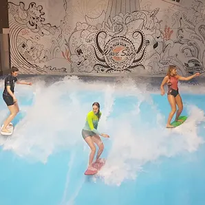 famille découvrant le surf indoor à Bordeaux