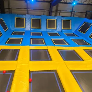 enfant dans le parc de trampolines JumpArena à Bordeaux