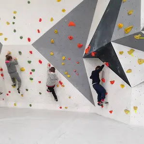 enfant faisant de l escalade à Eysines