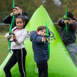 enfant participant a une partie d archery bump à Bordeaux