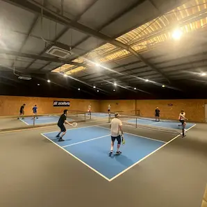 enfant jouant au pickleball à Bordeaux