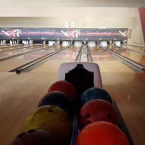 enfant jouant au bowling à Bègles