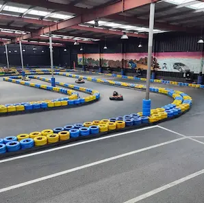 enfant au karting indoor à Bordeaux