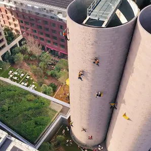 activité d'escalade à VertiGina à Bordeaux en été
