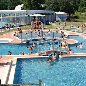 piscine du Pinsan en été avec des enfants