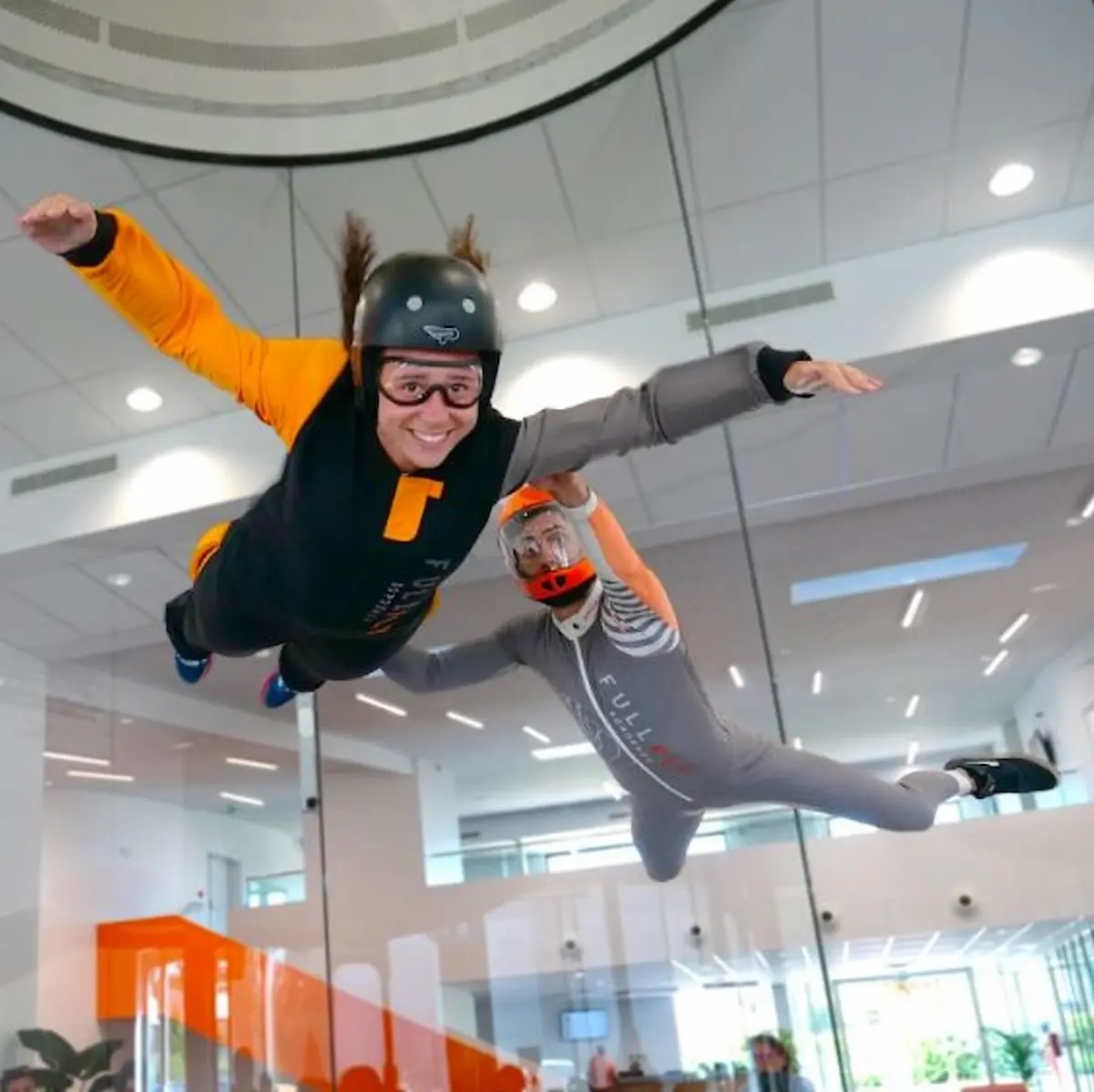 Enfant dans un simulateur de chute libre indoor à Bordeaux