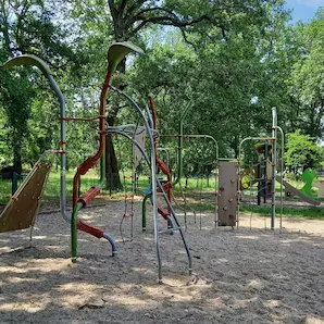 aire de jeux ombragée du parc Beaudesert à Mérignac