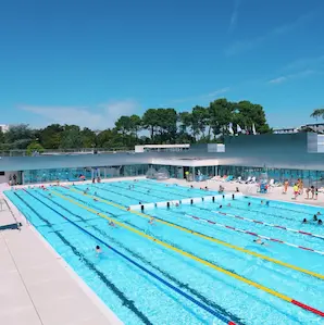 bébé découvrant l’eau au Stade nautique Henri-Deschamps de Talence