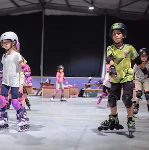 enfant apprenant le roller chez Moovens Roller Rink à Gradignan