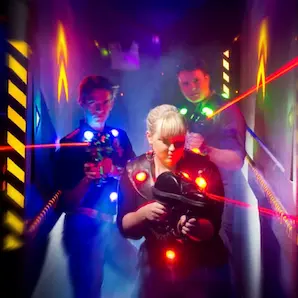 labyrinthe futuriste du Laser Quest Bordeaux pour une partie en famille