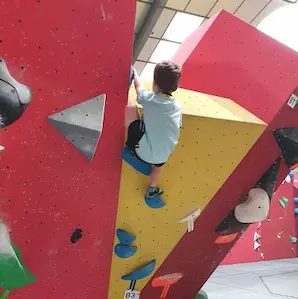 escalade de bloc en famille chez Block’Out Bordeaux en hiver
