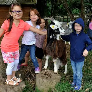 enfants découvrant les animaux de la Ferme des Iris à Lormont en automne