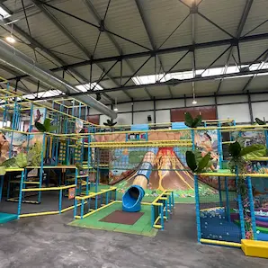 enfants jouant chez You Kids Bordeaux Mérignac pendant une journée d’automne